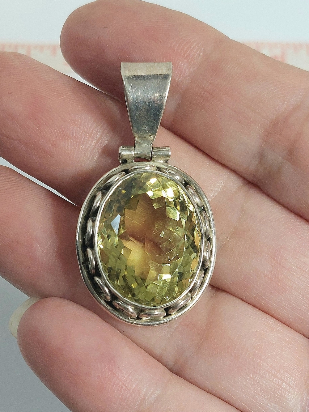 Vintage pendant oval-faceted lemon quartz gemstone -fine Jewelry